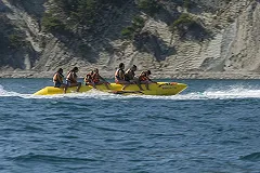 Захарова назвала заказной статью Reuters о провале туристического сезона в Крыму