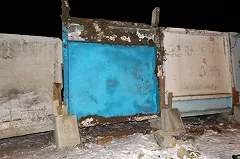 Будто «на помойке» взяли. Аэровокзал «Уктус» обнесли «страшным» бетонным забором