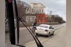 Екатеринбуржец отказался платить за проезд и разбил стекло в машине такси