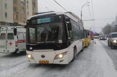 В Екатеринбурге водитель автобуса избил коллегу железным прутом на глазах у пассажиров