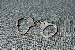 Сотрудник ФСБ, зарезавший семью, в больнице прикован наручниками к кровати