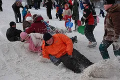 Уже более 70 человек получили травмы при катании с ледяной горки в Серове