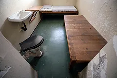 Суд оставил под арестом на время следствия главу СвЖД