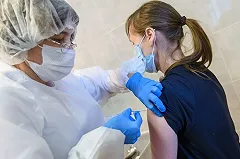 Привитые от COVID-19 екатеринбургские медики рассказали о побочных эффектах вакцины