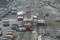 В Екатеринбурге произошло курьёзное ДТП с участием трамвая и легковушки — видео