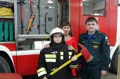 В Нижнем Тагиле мальчик, спасенный из горящего лифта, поблагодарил пожарных