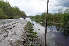 Проезжую часть улицы Суходольская залило сегодня водой из Патрушихи