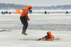 Сотрудники МЧС спасли двух екатеринбуржцев, провалившихся в воду на снегоходах
