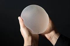 50-летняя британская поклонница пластики похвасталась внешностью 30-летней