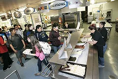 Школы Екатеринбурга перестанут кормить детей за наличку