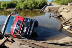 В Свердловской области под самосвалом развалился мост