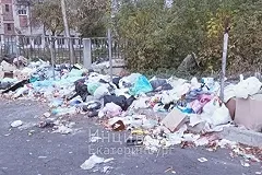 «Обама, остановись!». Жительница Уралмаша показала свалку во дворах, которую не убирают два месяца