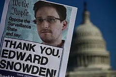 Сноуден попросил политического убежища в России