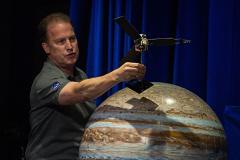 Зонд «Юнона» отправил первые снимки с орбиты Юпитера