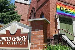 Американца посадили на 16 лет из-за сожжённого флага ЛГБТ