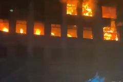 В Екатеринбурге загорелось здание заброшенной больницы в Зеленой Роще