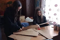 В Сысерти учащиеся техникума изготавливают парафиновые свечи для фронта