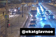 Движение трамваев в Солнечный встало в Екатеринбурге из-за легковушки