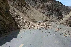 Группа российских альпинистов не вышла на связь после схода лавин в Непале