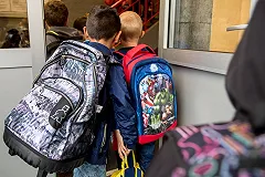 В Екатеринбурге водитель трамвая отобрала у ребенка школьный портфель и уехала