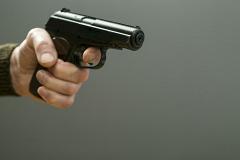 Полицейский остановил дебошира, нападавшего на «скорую», выстрелом в живот