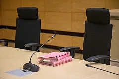 Судья, попавшийся с голой блондинкой, объяснил это местью боевиков