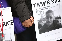 Застреливший мальчика с пневматическим пистолетом полицейский избежал обвинения