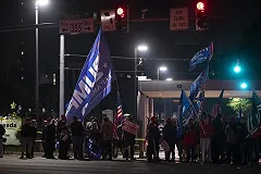 «Проезжал мимо». Больной COVID-19 Трамп нарушил условия госпитализации