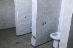 Екатеринбургские школьники массово жалуются на отсутствие дверей в туалетах