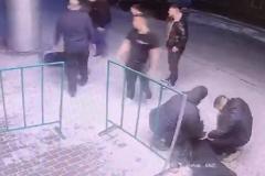 В Екатеринбурге полиция поймала мужчину, который безнаказанно избивал людей около бара