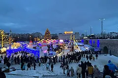 В мэрии назвали причину огромных очередей в ледовом городке на Плотинке