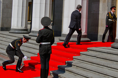 Порошенко отправит упавшего на инаугурации солдата на войну