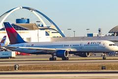 Авиакомпания Delta извинилась перед снятым с самолета россиянином