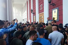 В Одессе возмущенные пожаром в детском лагере попытались штурмовать мэрию