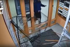 В Екатеринбурге мужчина выломал входную дверь в подъезд, перепутав дом — видео