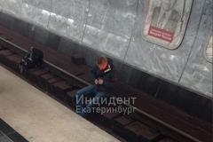 На станции метро «Чкаловская» на рельсы упал мужчина