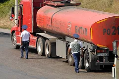 На трассе под Екатеринбургом рабочие облили гудроном 40 машин