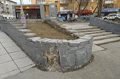 В Екатеринбурге продолжают красить камни серой краской «под камень»