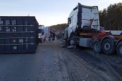 «Нелепые действия». Три человека погибли на ЕКАД из-за невнимательности водителя грузовика