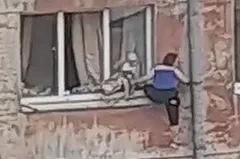 В Свердловской области мать чуть не уронила ребёнка с высоты