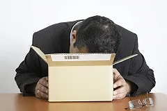 Челябинский студент вместо обещанного телефона отправил посылкой стекла