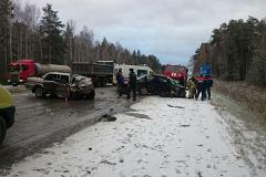 Выезд на встречную полосу привел к гибели трех человек в Свердловской области