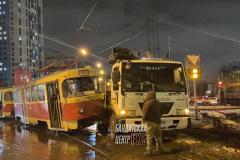 На проспекте Космонавтов грузовик протаранил трамвай — видео