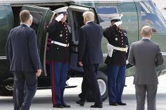 Трамп дважды пытался вернуть солдату сорванную ветром фуражку