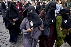 Британцы отказались считать сравнение мусульманок с почтовыми ящиками расизмом