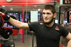 Хабиб Нурмагомедов задушил Конора Макгрегора