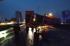 В Екатеринбурге при обрушении пешеходного моста погиб 27-летний водитель