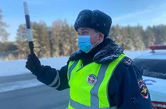 Сотрудники ГИБДД задержали пьяную женщину без водительских прав, которая везла шестерых детей