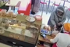 Полицейские разыскивают бабушку с внучкой, укравших банковскую карту екатеринбурженки