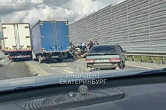 «Салон авто залит кровью»: на ЕКАД образовалась многокилометровая пробка из-за аварии